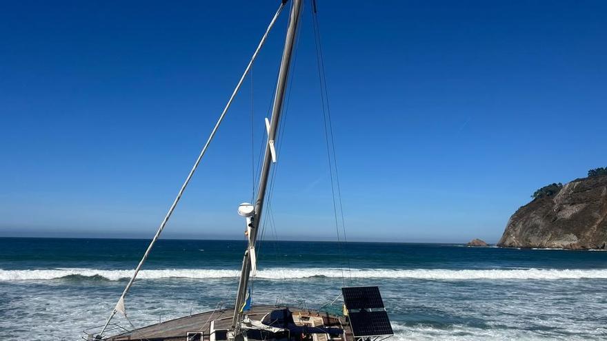 La rotura del ancla azota a un velero contra las rocas en la Concha de Artedo (Cudillero)