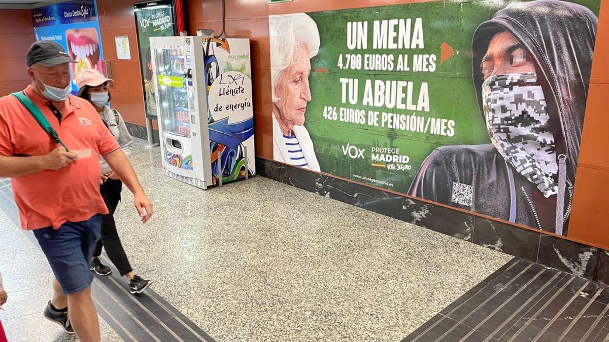 Imagen del cartel electoral de VOX en la Estación de Sol en Madrid