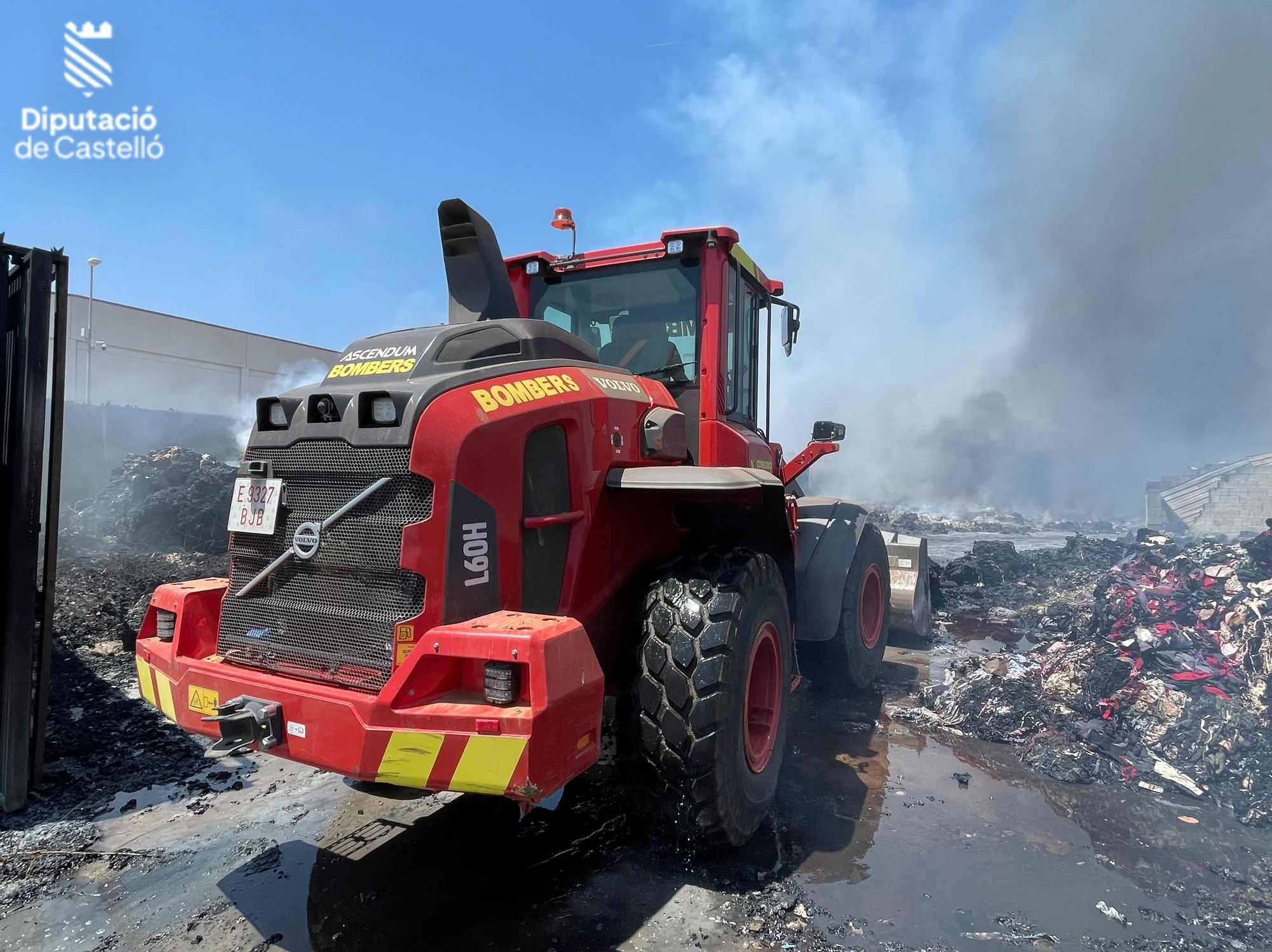 Los bomberos siguen trabajando en el en el incendio industrial de la nave de textil de Almassora