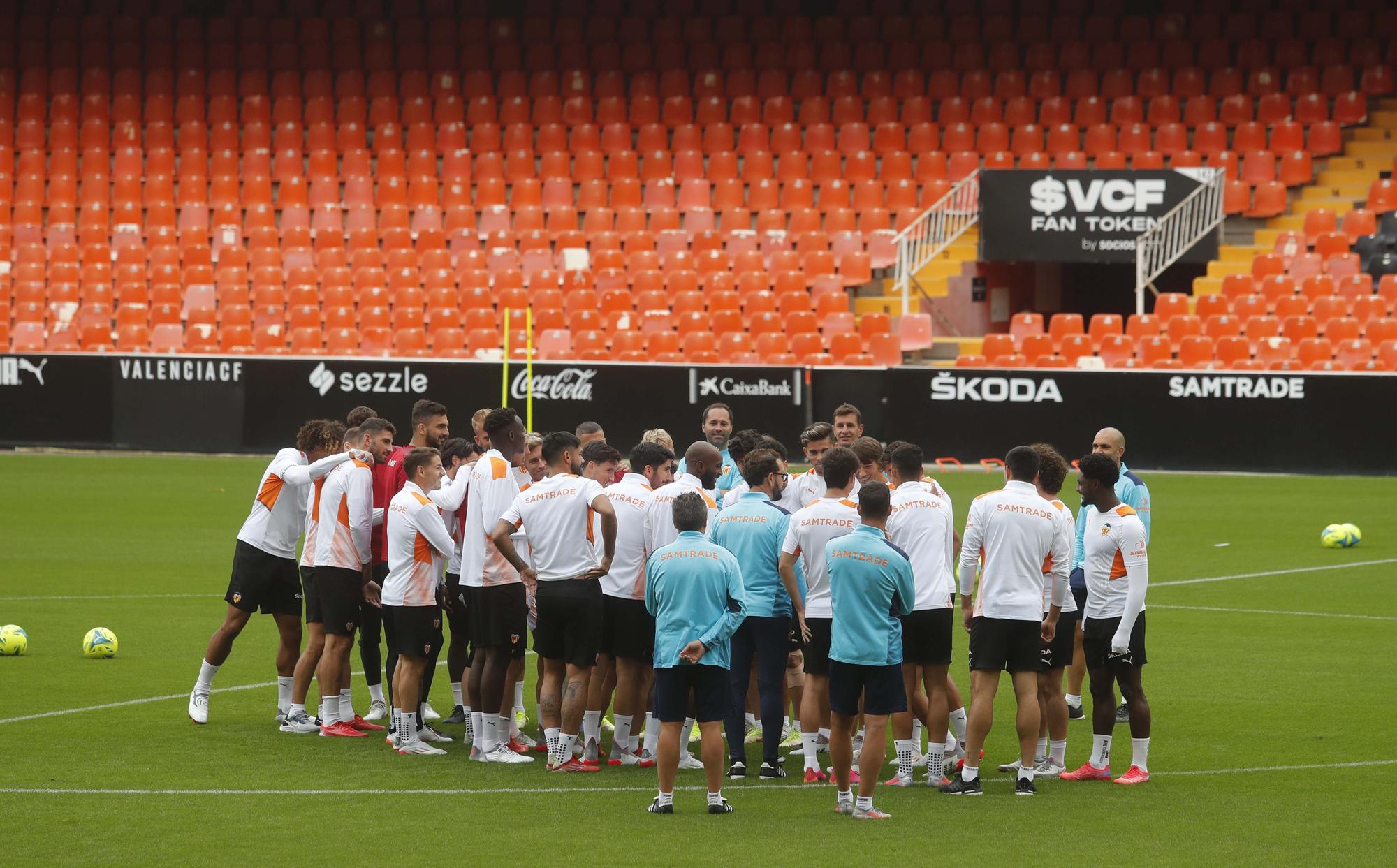 El Valencia entrena en Mestalla antes del partido frente al Villarreal