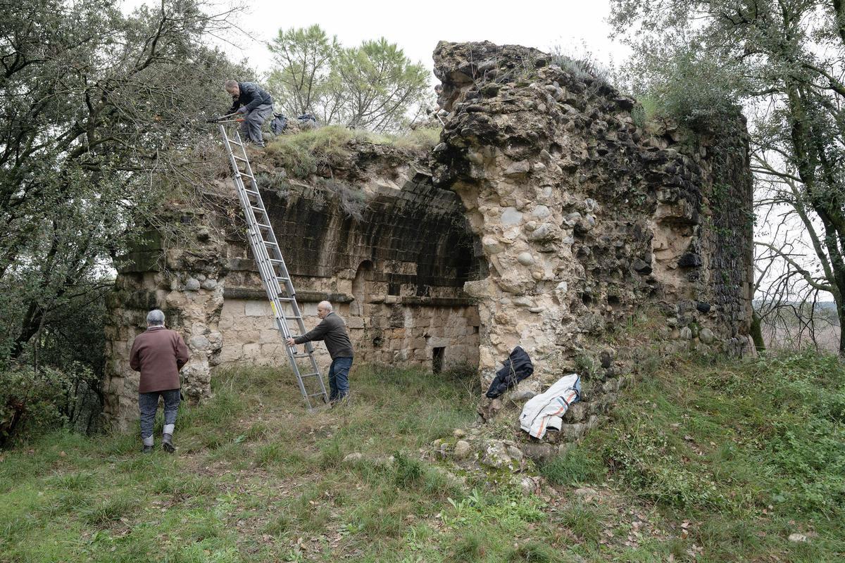 Un cop l'any, i en fa vint-i-cinc, els Amics de Navata impulsen aquesta neteja.