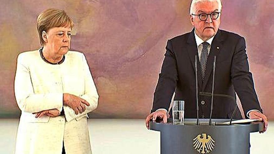Angela Merkel, intentant contenir els tremolors.