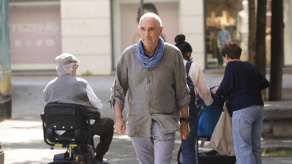 Lluís Llach passejant per carrers de Girona