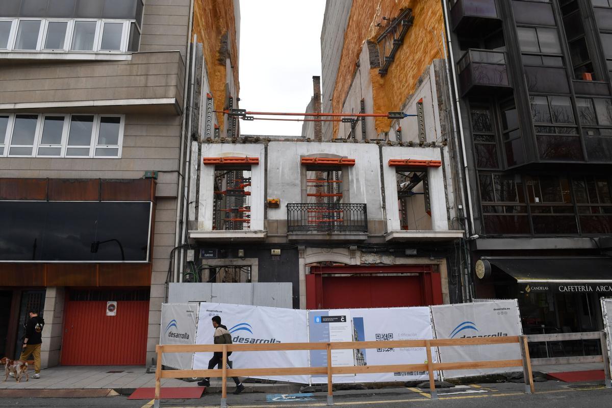 ESTADO ACTUAL DE LAS OBRAS PARALIZADAS POR EL CONCELLO DEL EDIFICIO DEL NUMERO 9 DE LA PLAZA DE OURENSE ( A CORUÑA ) DONDE LA FUNDACION SAN ROSENDO CONSTRUIRA UNA RESIDENCIA DE MAYORES. TRABAJOS. INMUEBLE