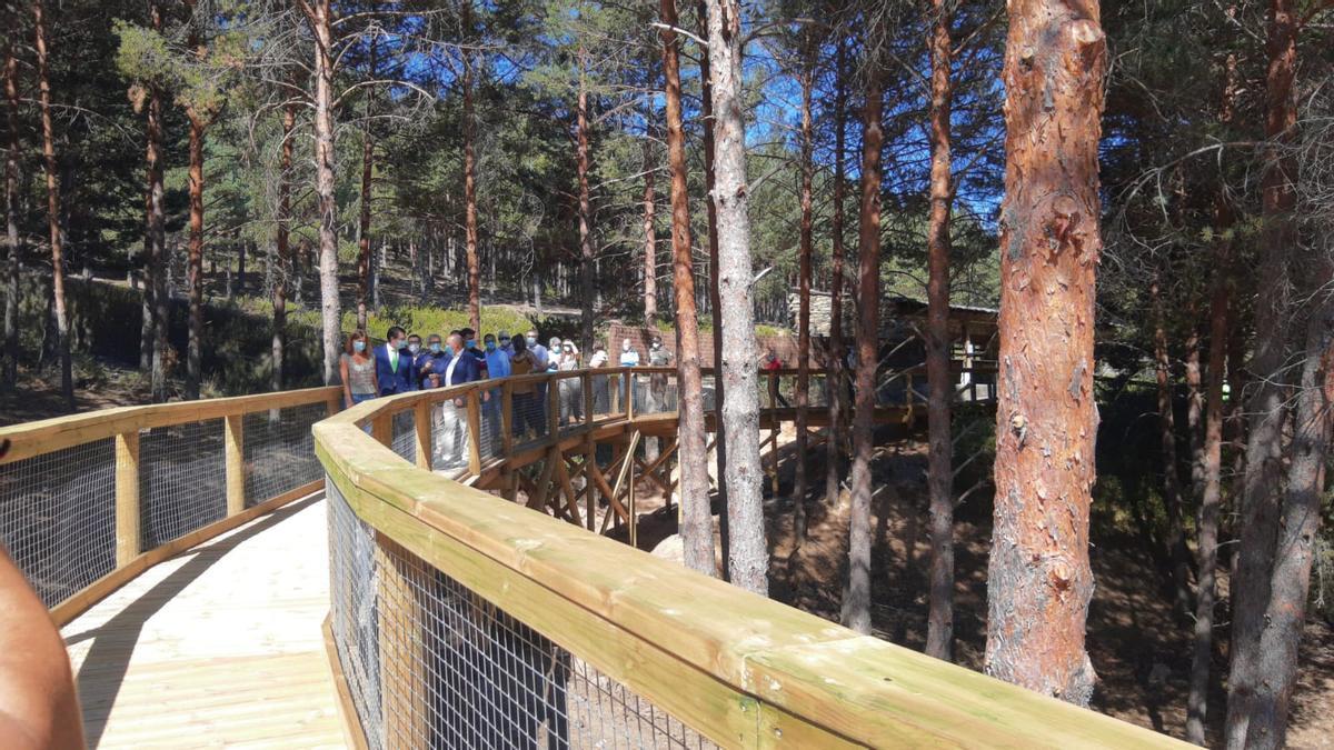Suárez-Quiñones y otras autoridades pasean por la nueva pasarela del Centro del Lobo