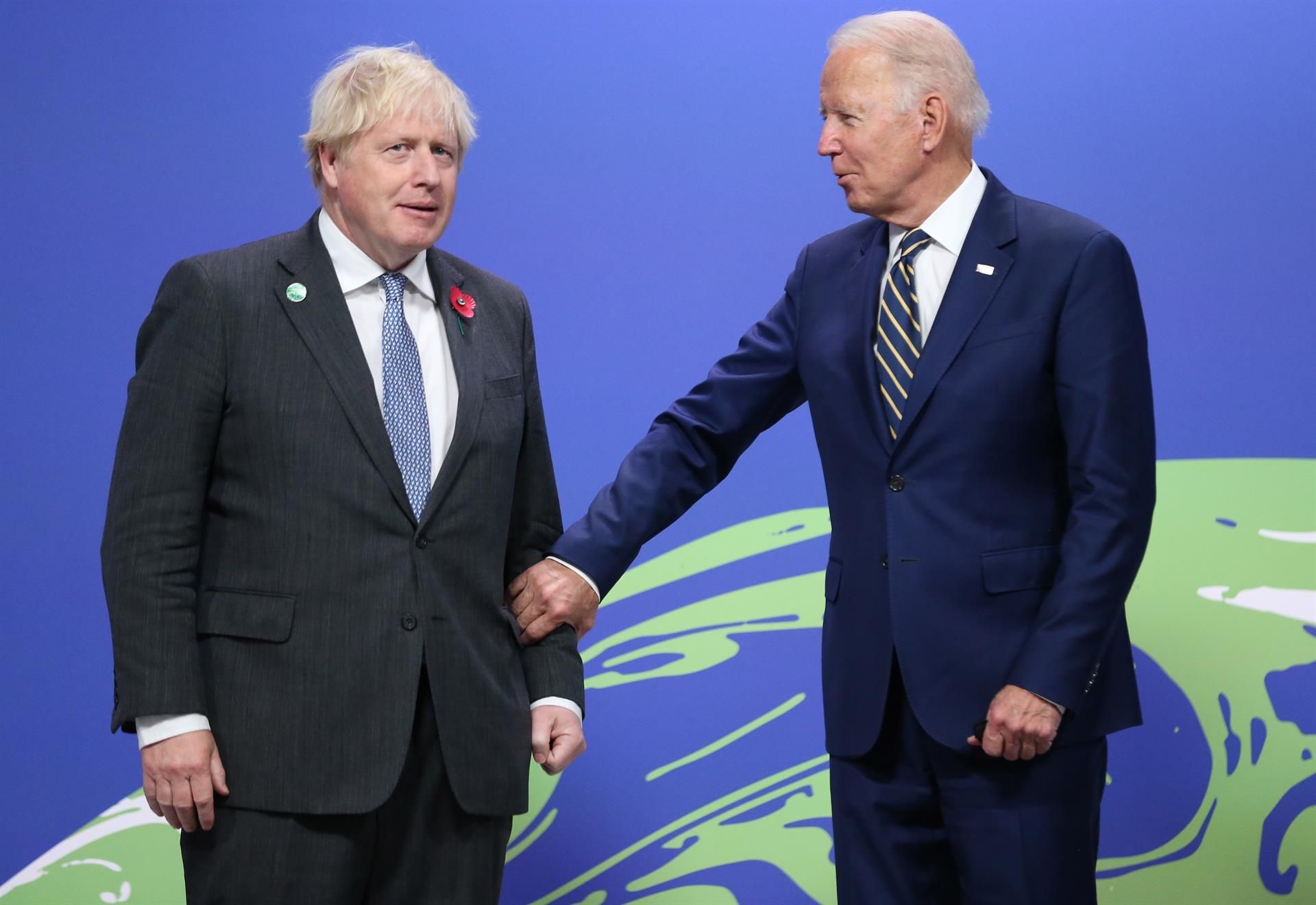 El presidente de EEUU, Joe Biden, saluda a su homólogo británico, Boris Johnson, en la COP26.