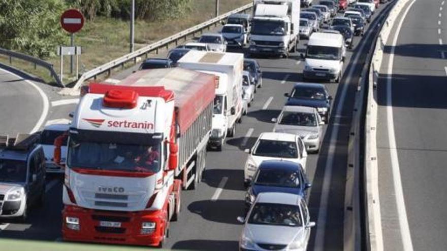 Retenciones de horas en la A7 tras un accidente entre dos camiones