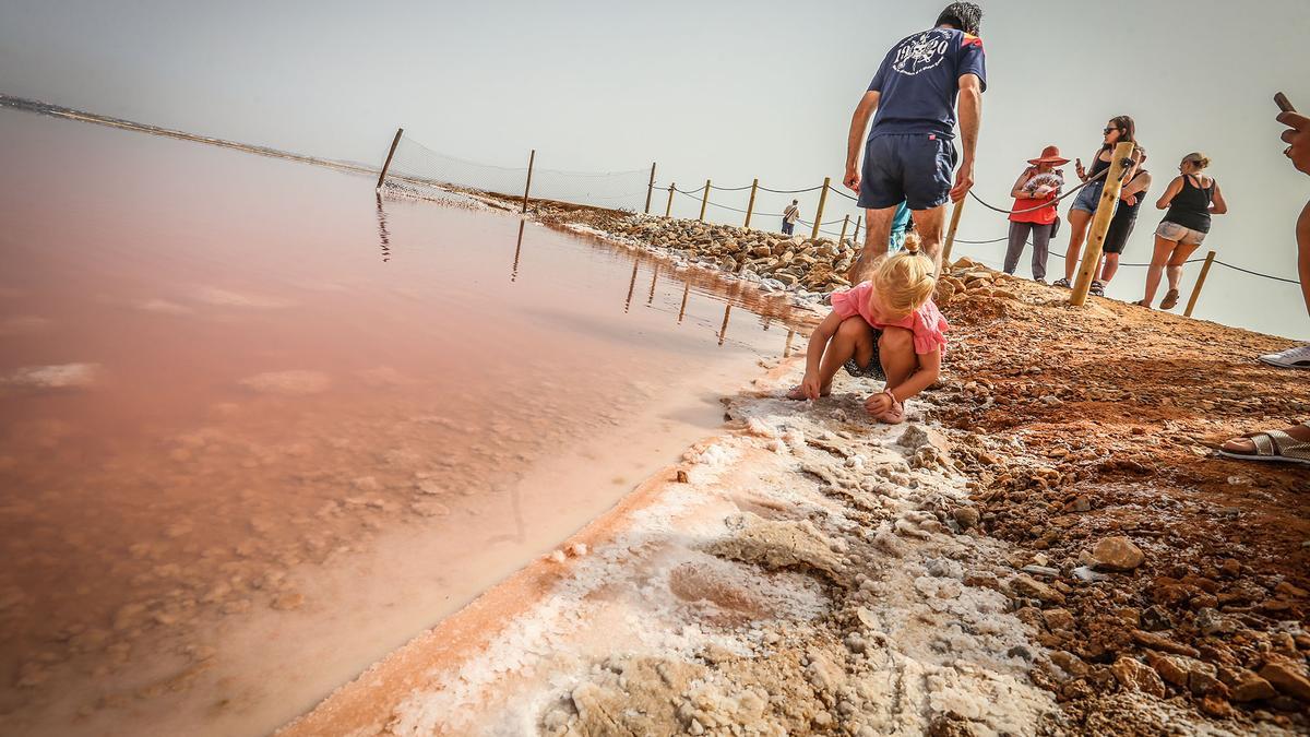 Las aguas rosas de la laguna de La Mata en Torrevieja la convierten en uno de los 10 lagos más bonitos de España