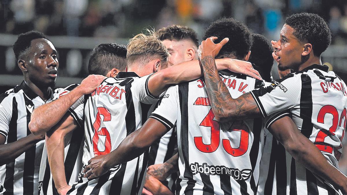Los jugadores del CD Castellón celebran uno de sus goles del pasado lunes ante el Sporting de Gijón.