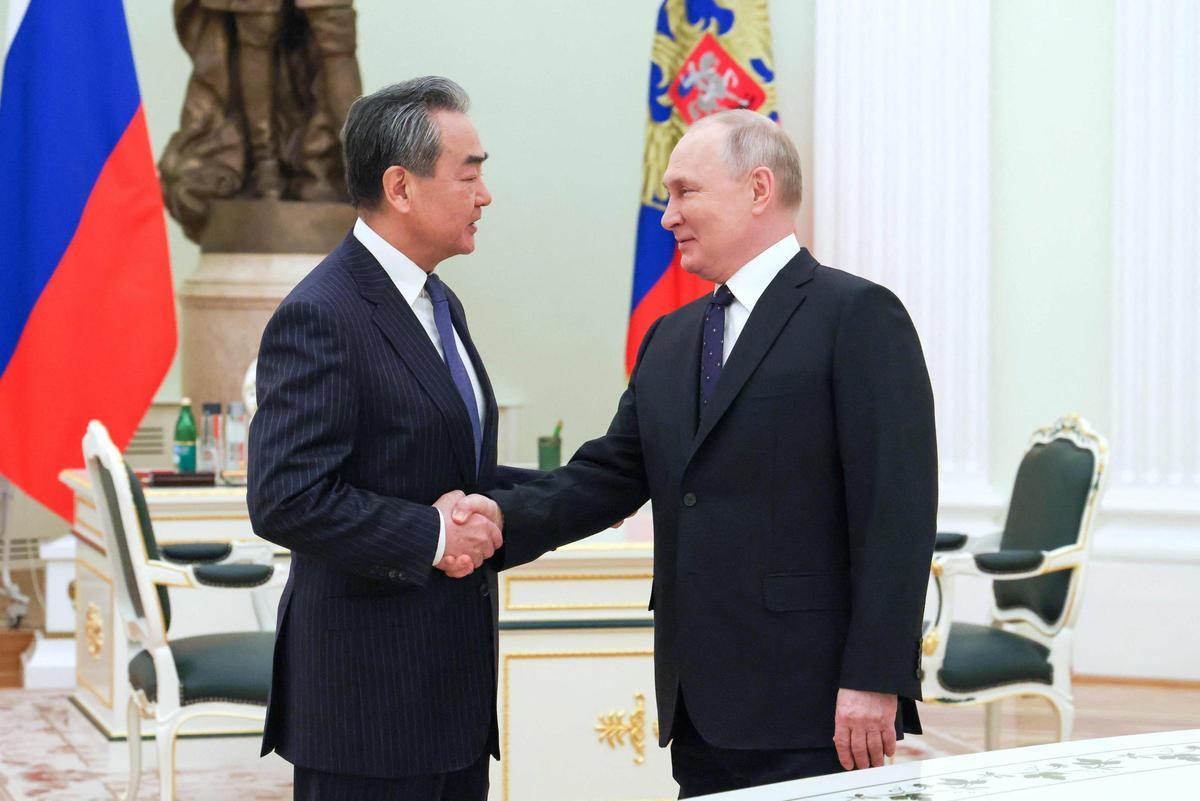 El presidente ruso, Vladímir Putin, estrecha la mano del jefe de la diplomacia china, Wang Yi, este miércoles en el Kremlin. El presidente ruso, Vladímir Putin, estrecha la mano del jefe de la diplomacia china, Wang Yi, este miércoles en el Kremlin.