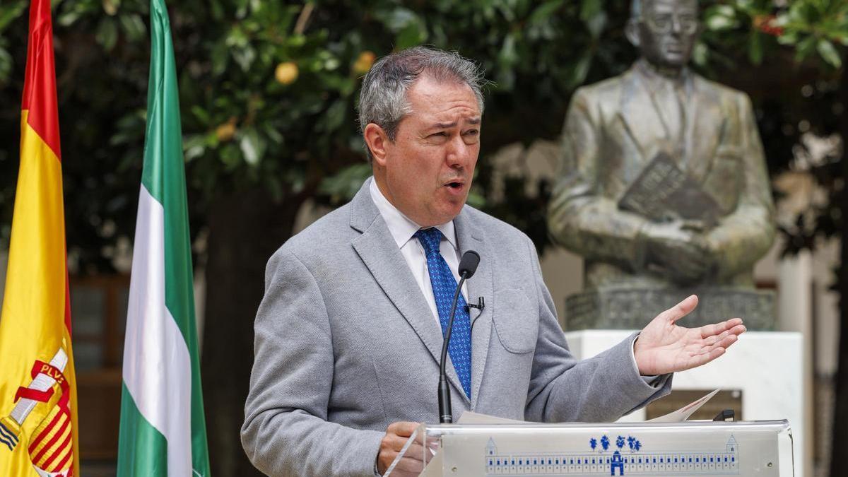 El socialista Juan Espadas comparece en el Parlamento ante el busto de Blas Infante, padre de la patria andaluza, tras proponer una revisión del Estatuto.