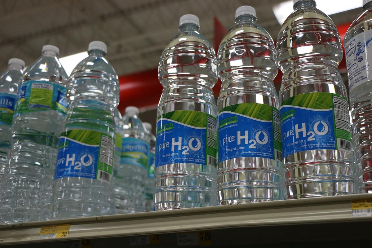 Agua embotellada en un supermercado.