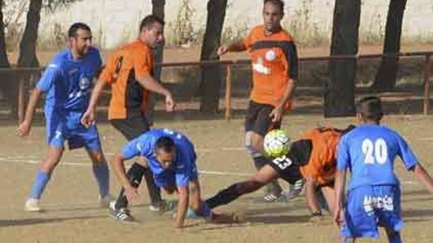 Ambos equipos pelean por el balón.