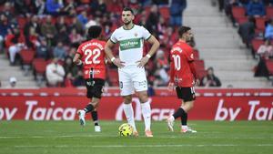 Rafa Mir espera en el centro del campo tras un gol del Mallorca.