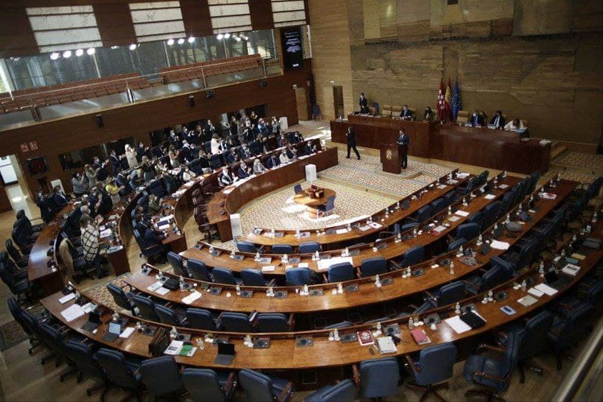 La Asamblea de Madrid, semivacía tras el abandono de la oposición.