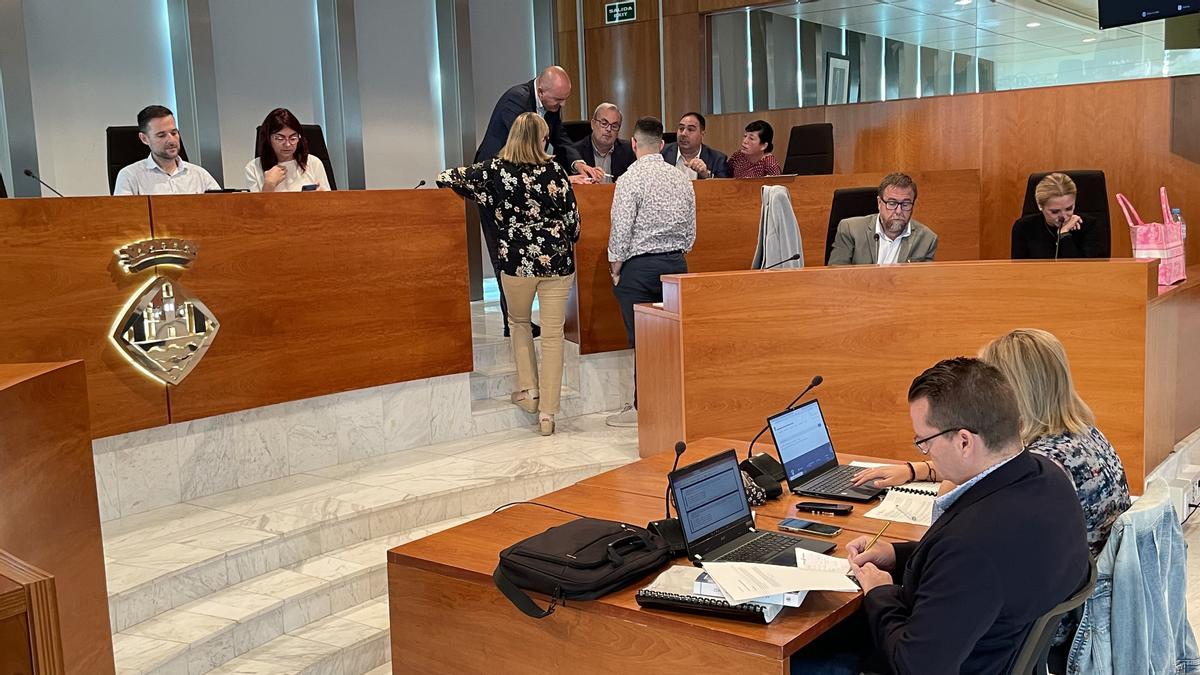 El presidente, Vicent Marí, negocia con el portavoz del PSOE, Vicent Torres, un acuerdo durante el pleno de esta mañana.