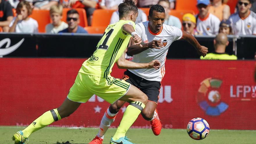 El Valencia cae en el descuento con honor ante el Betis y sigue colista