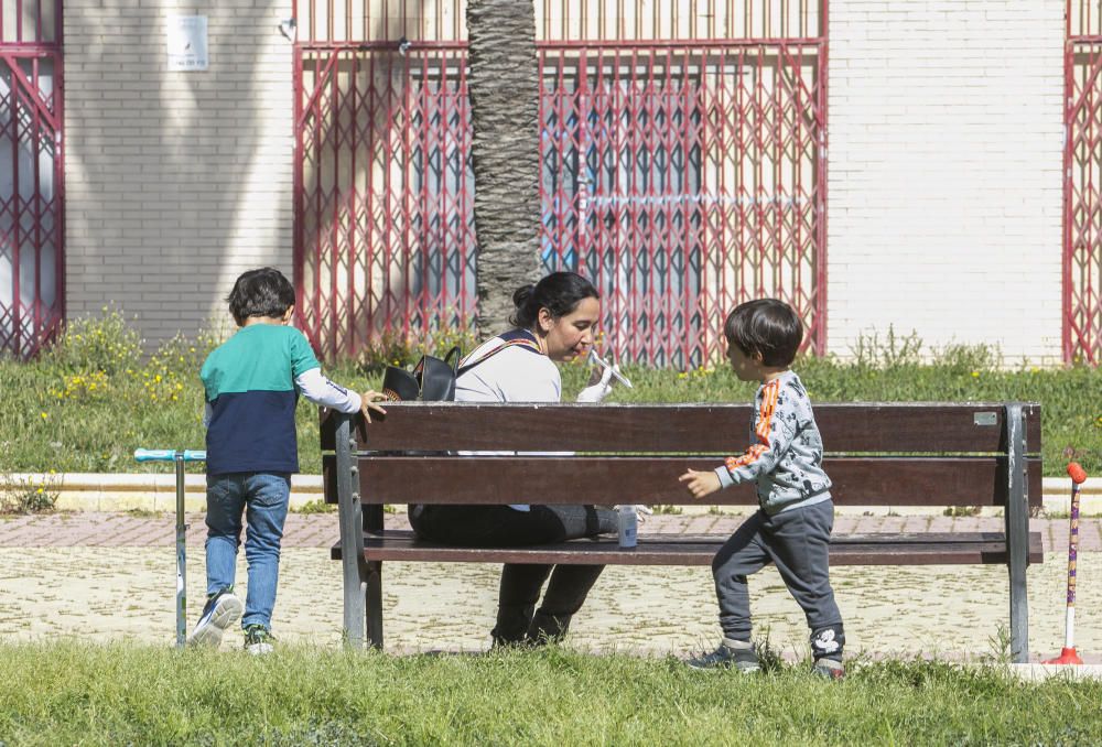 Los más pequeños salen del confinamiento después de más de 40 días pero un gran número de familias salen enteras y no se respeta la distancia de seguridad.