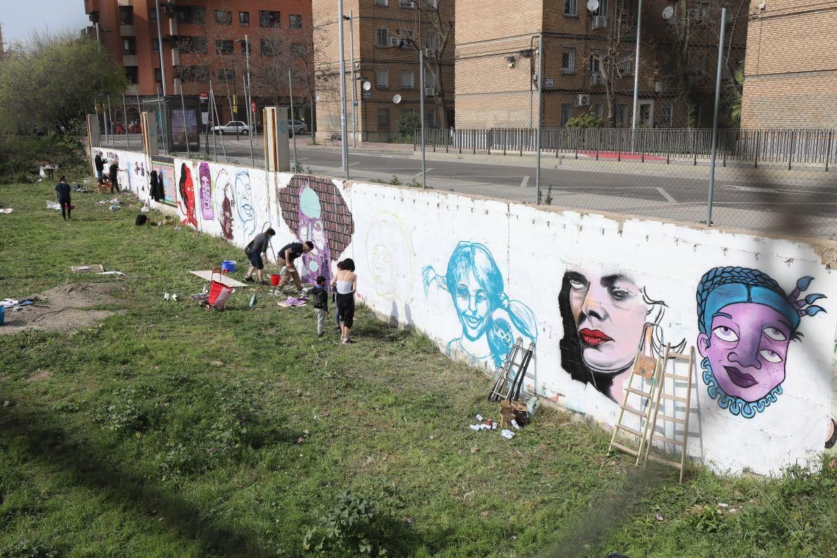 Comienzan a pintar el mural feminista en Torrero