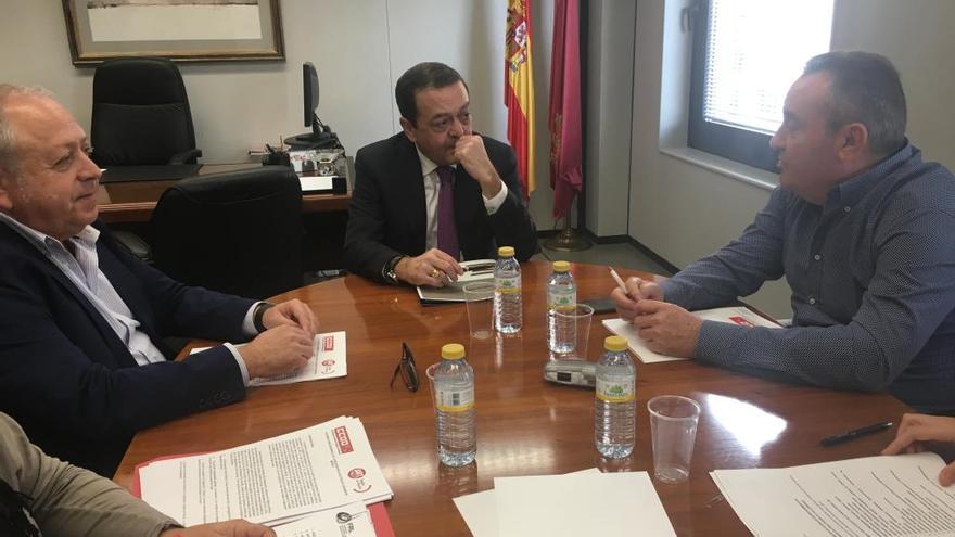 Antonio Jiménez, José María Albarracín y Santiago Navarro, reunidos en la sede de la CROEM.