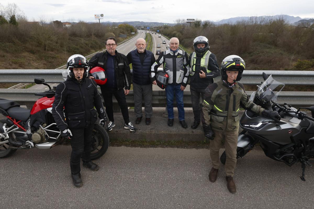 Usuarios de la autopista Y con sus motos. De izquierda a derecha, Chechu González, Aurelio Alonso, Manuel Suárez, Gervasio Fernández, Antonio Amado y Alberto Coya.