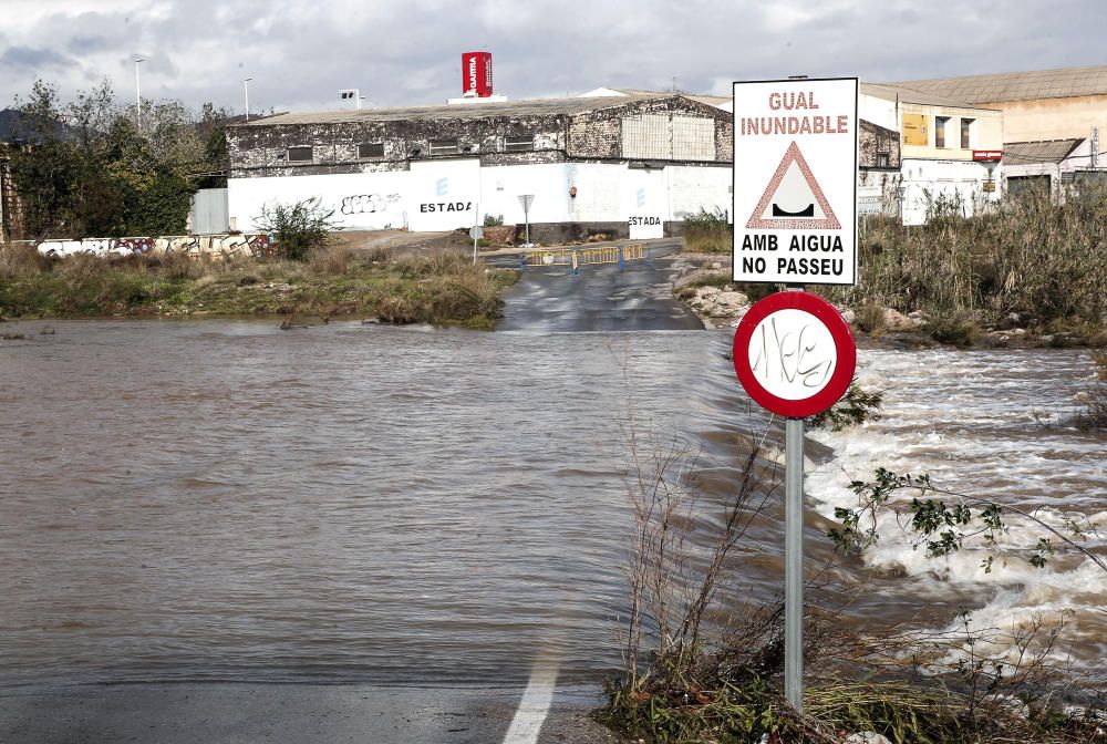 Aguas del río Palancia sobre la carretera que cruza el barranco en Sagunt