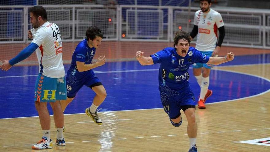 Carlos García celebra un gol ante Palma del Río, el rival teucrista por el ascenso. // Gustavo Santos