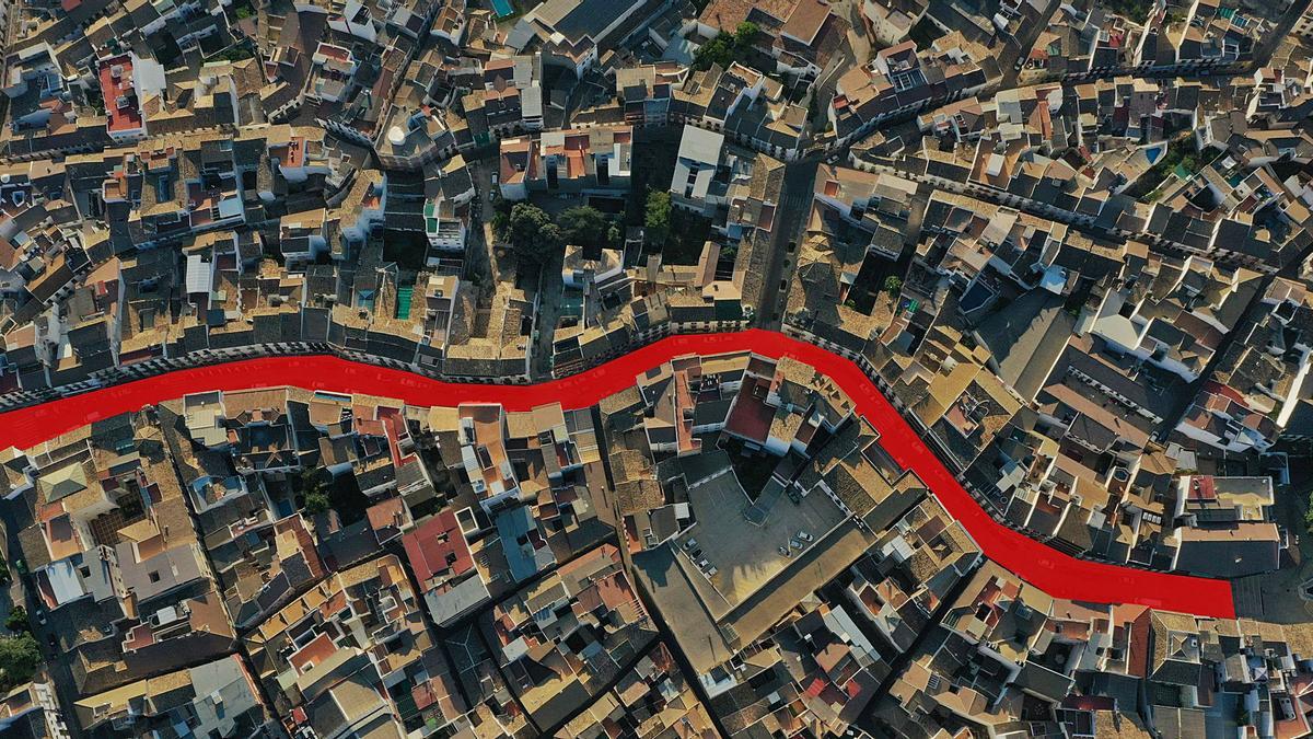 Vista aérea de la calle Río en la que puede apreciarse marcado su sinuoso trazado siguiendo los meandros del arroyo.