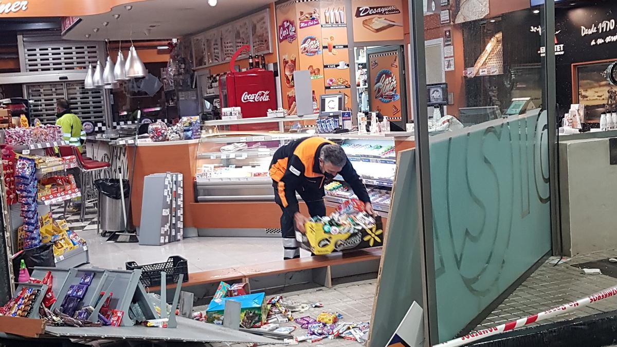 Desperfectos en la gasolinera de El Altet