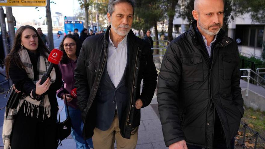 El director executiu de Plus Ultra, Roberto Roselli (dreta), i el director de la companyia, Julio Martínez, després de declarar dissabte davant el jutge. | BORJA SÁNCHEZ-TRILLO / EFE