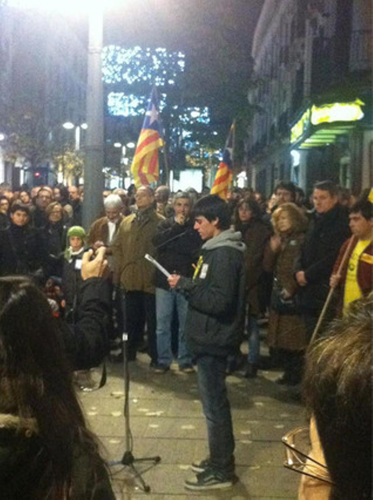 Moment de la lectura del manifest en la concentració de Mataró per l’escola en català.