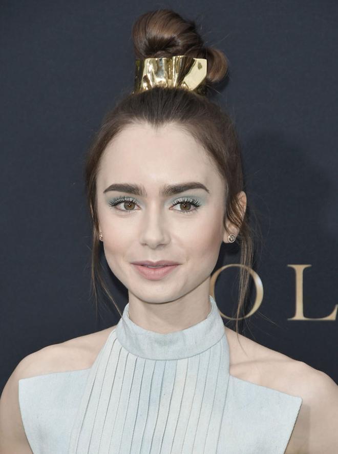 Lily Collins con moño alto