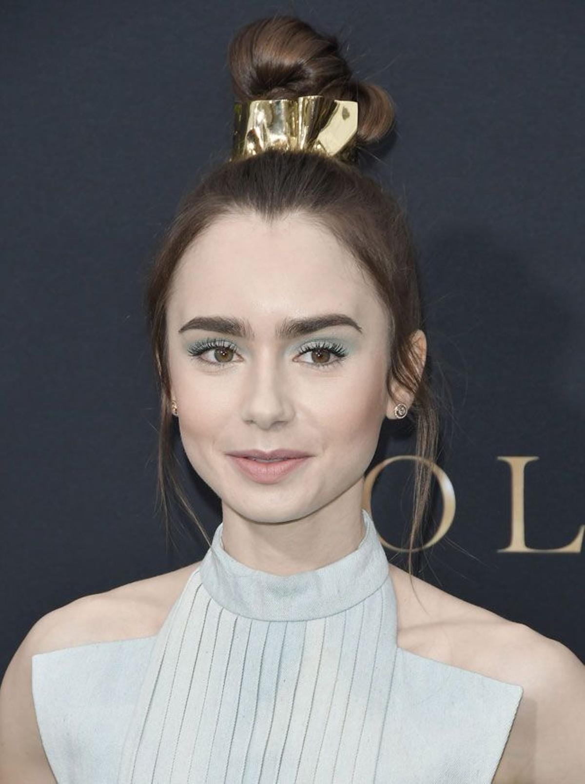 Lily Collins con moño alto