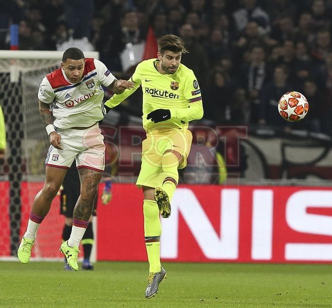 Jugada de Gerard Pique en el partido de ida de octavos de final de la Champions League