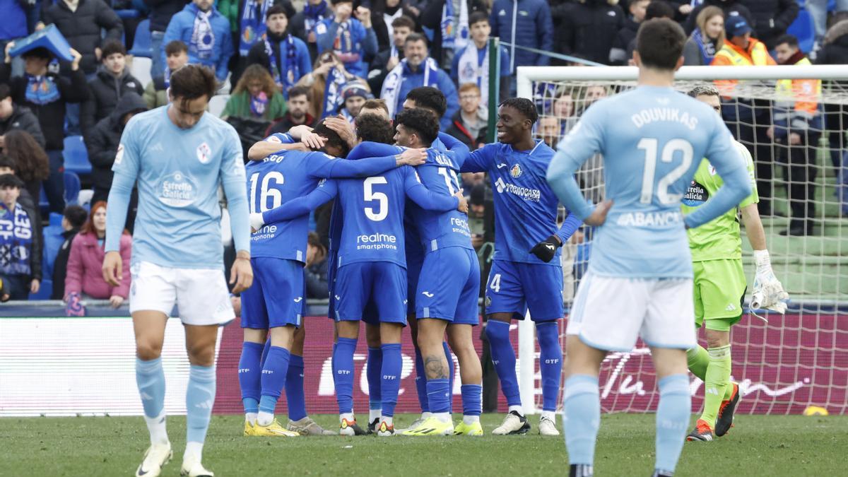 El Getafe celebra ante el Celta.