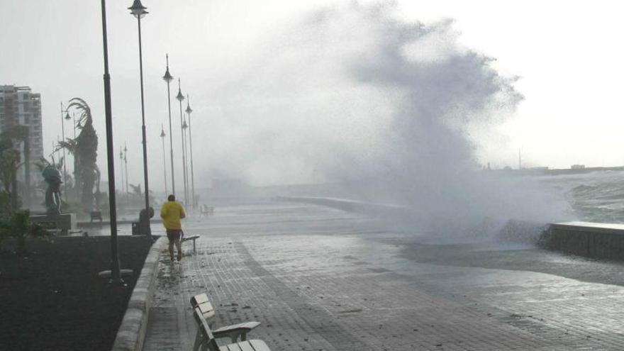 La Aemet pronostica para hoy chubascos en Canarias y lluvias y tormentas en el interior peninsular