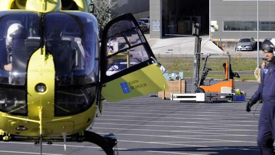 Evacuación del operario herido en helicóptero, con la carretilla elevadora (al fondo) en el lugar del accidente. // Bernabé/Javier Lalín