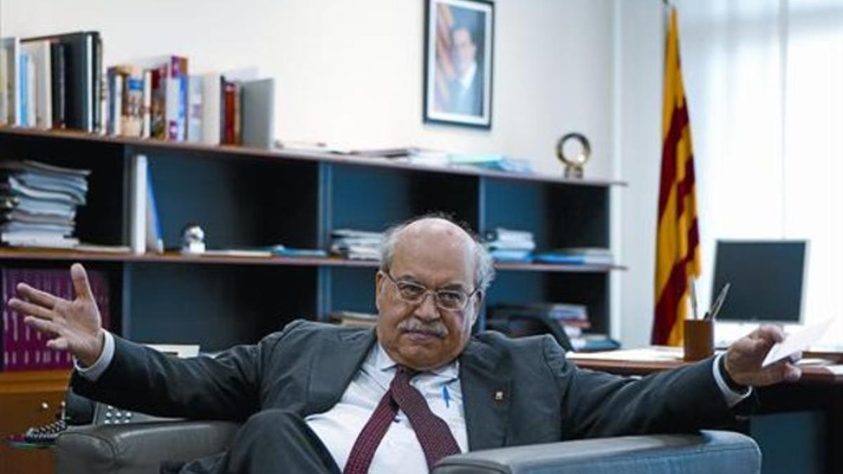 El 'conseller' Mas-Colell en su despacho durante un momento de la entrevista.