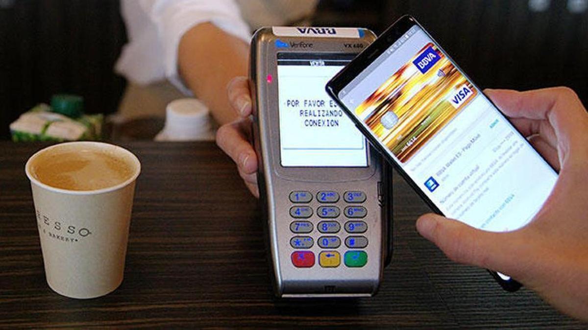 ¿Pagar con tarjeta o con el móvil? El método más seguro recomendado por un experto en seguridad
