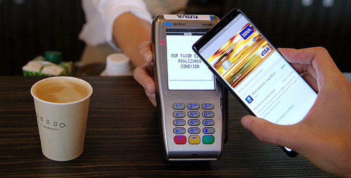 Un cliente de BBVA paga con su móvil en un TPV.
