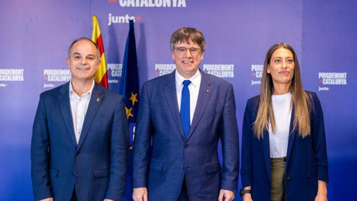 El candidato de Junts, Carles Puigdemont, junto a Jordi Turull y Míriam Nogueras