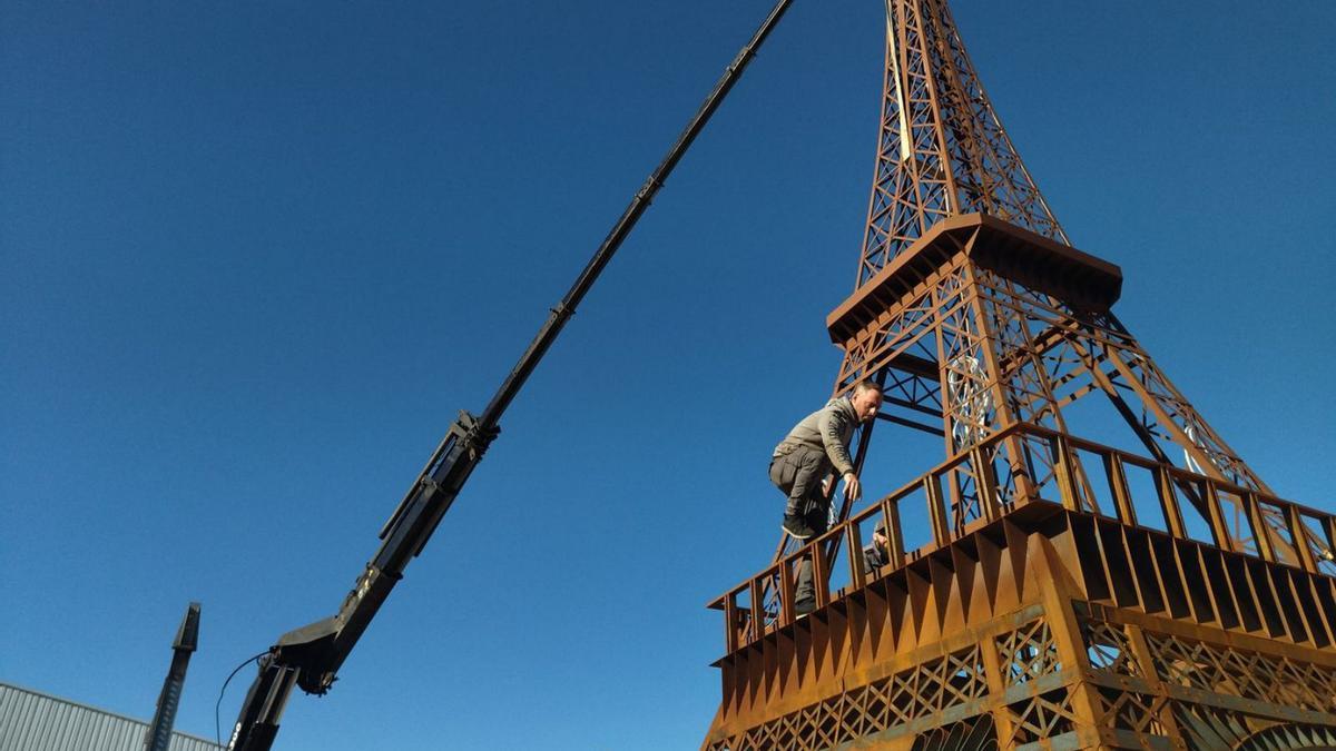 Uno de los operarios, subido en la estructura de la torre Eiffel de Dénia. | A. P. F.