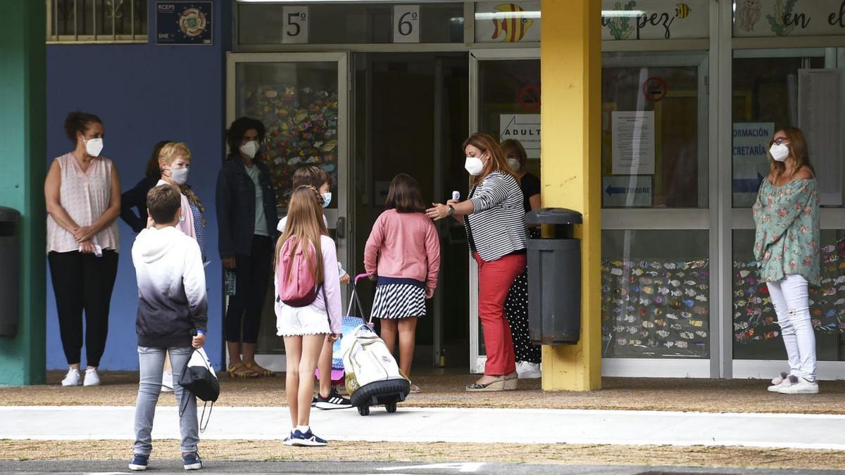 Alumnos en la entrada de un colegio. | J. M. Serrano Arce - E. P.