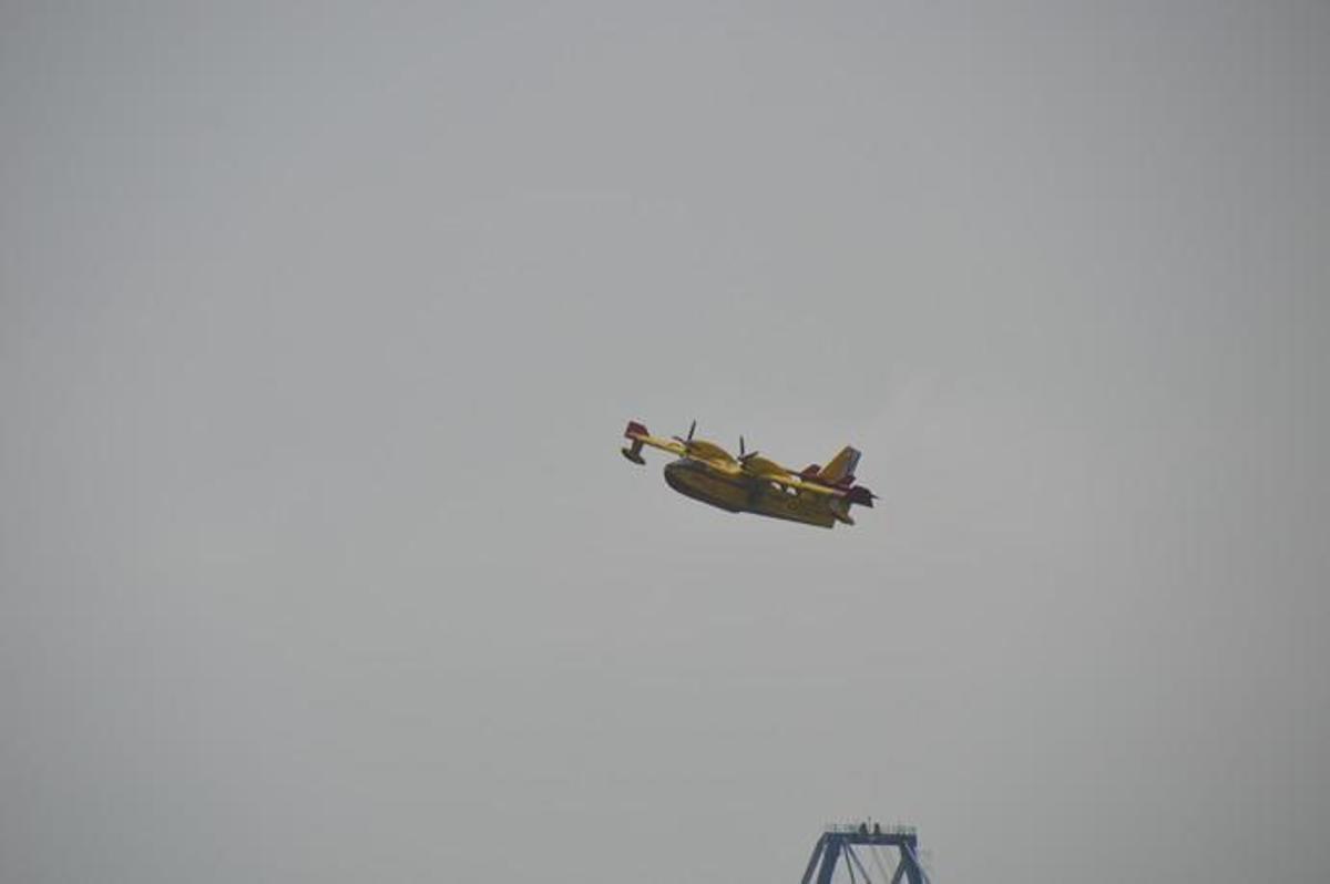 Los hidroaviones cargan agua en el Puerto de Las Palmas - Incendio Gran Canaria 2019
