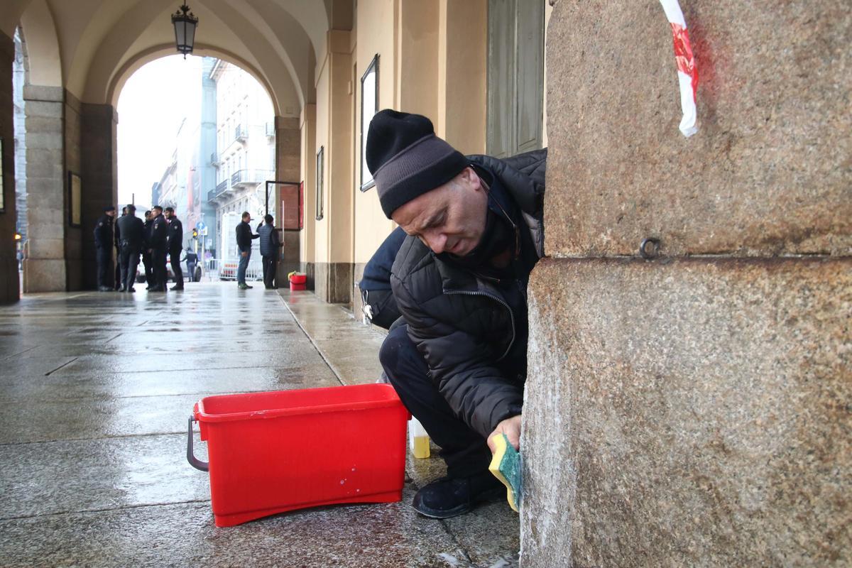 Ecologistas lanzan pintura contra la fachada de La Scala de Milán