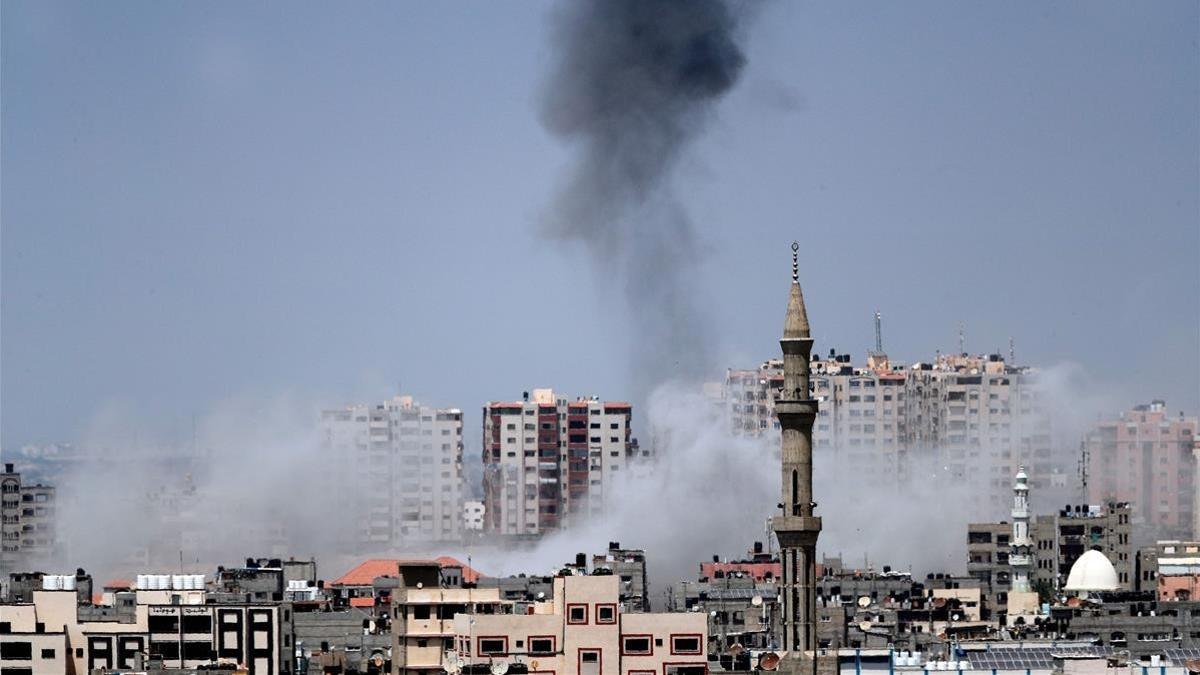 Columnas de humo en la Ciudad de Gaza este martes 29 de mayo tras los bombardeos de las fuerzas israelís.