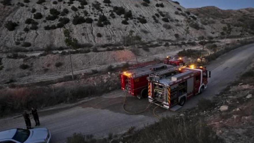 Un incendio en un vertedero del Pantano ocupa durante 4 horas a los bomberos