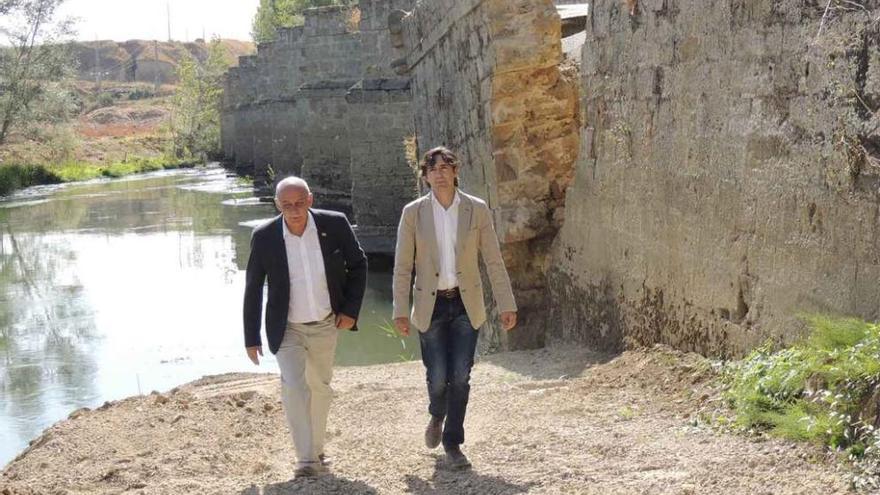 El subdelegado Jerónimo García Bermejo, junto al jefe de Servicio de Fomento, Javier Largo, ayer, en el puente.