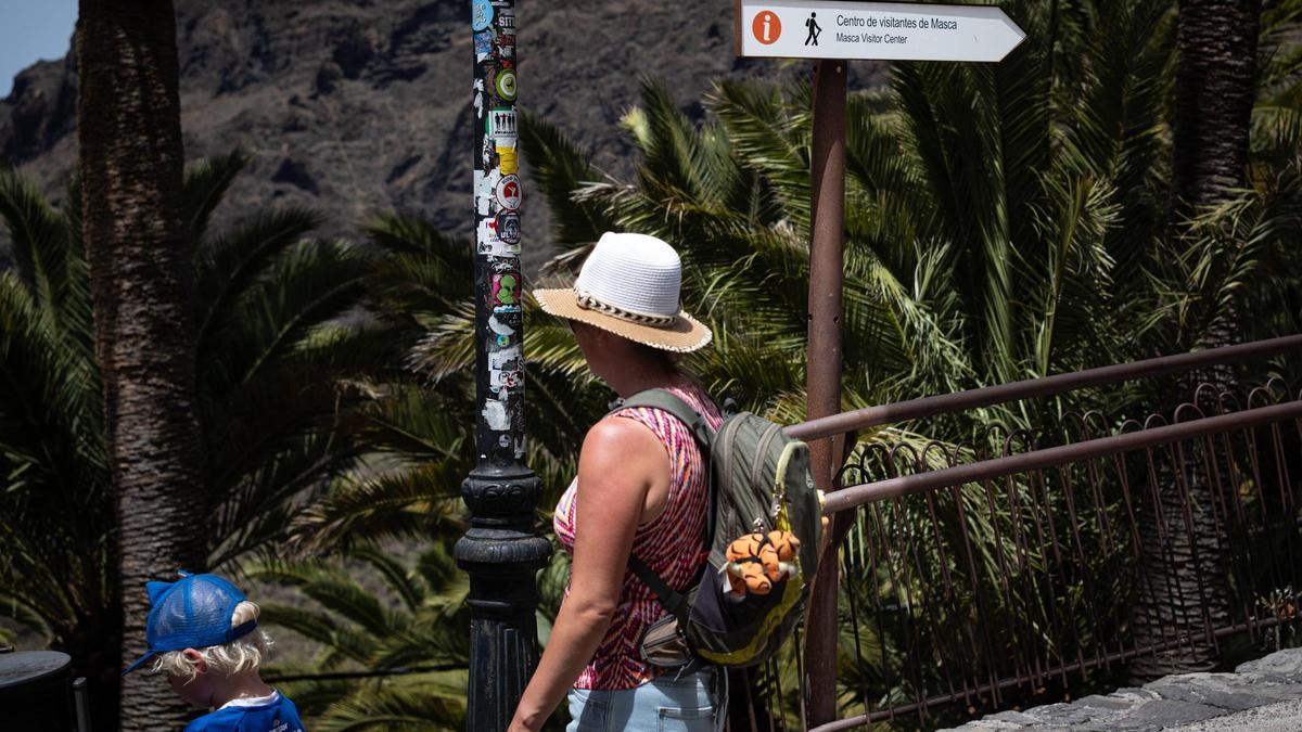 Una turista en el caserío de Masca