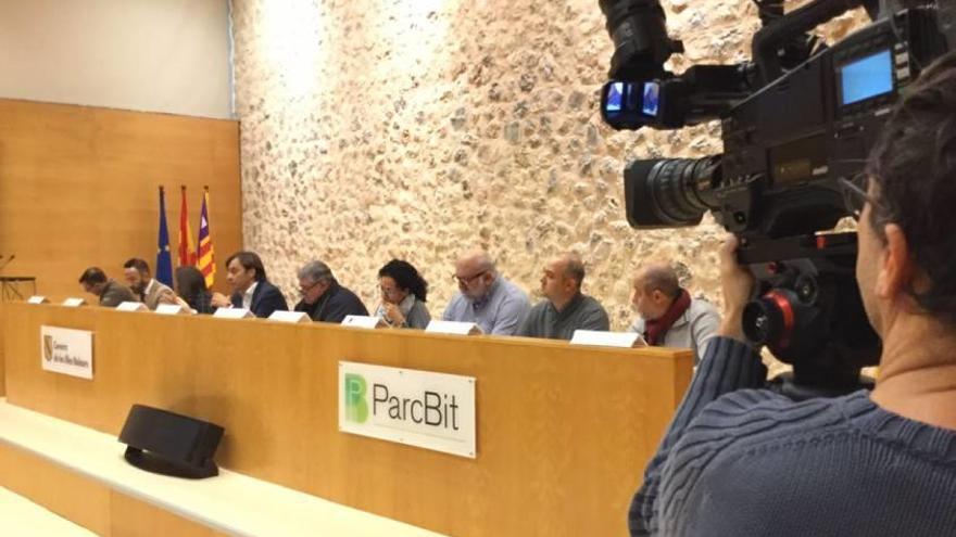 Imagen de la asamblea de alcaldes de ayer con los primeros ediles y los consellers insulares.